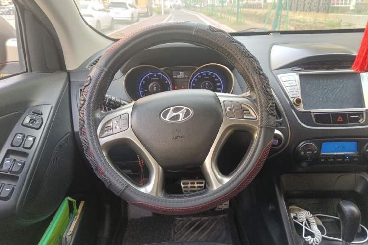 Used Hyundai ix35 2010 2.4L Automatic 2WD Prestige GLS Trim Steering Wheel