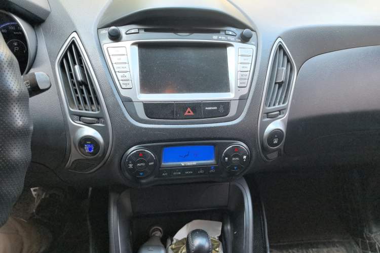 Used Hyundai ix35 2010 2.4L Automatic 2WD Prestige GLS Trim Audio And AC Panel
