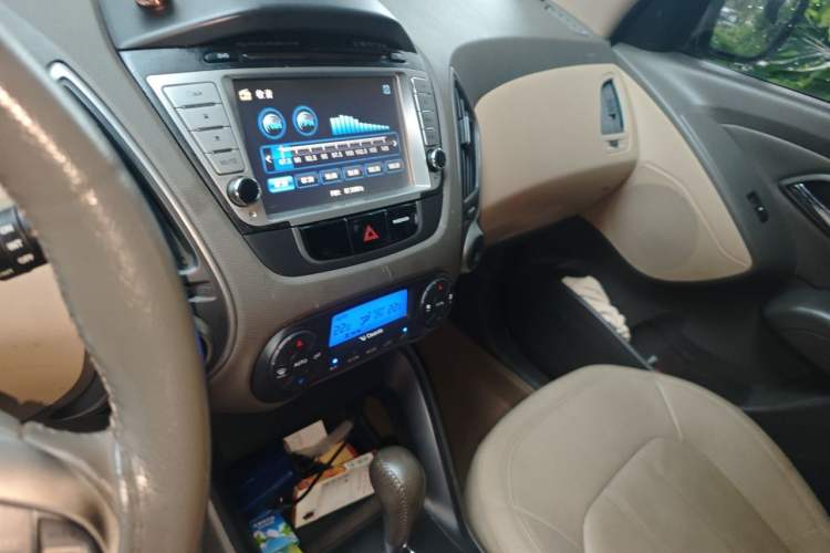 Used Hyundai ix35 2010 2.0L Automatic Two-Wheel Drive Elite Edition GLS Audio And AC Panel