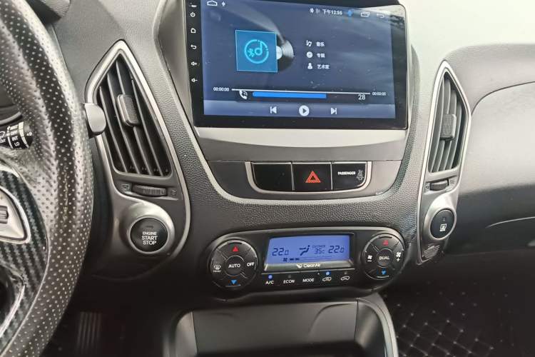 Used Hyundai ix35 2010 2.0L Automatic Two-Wheel Drive Elite Edition GLS Audio And AC Panel