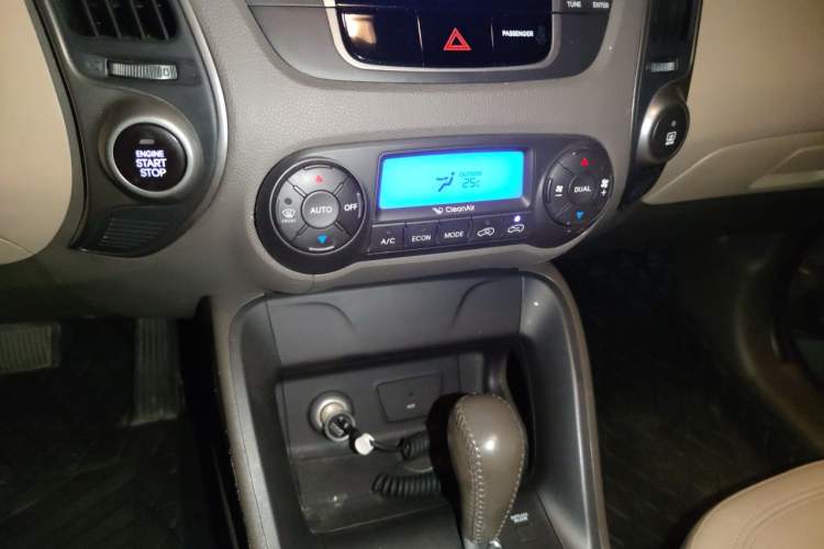 Used Hyundai ix35 2010 2.0L Automatic Two-Wheel Drive Elite Edition GLS Audio And AC Panel
