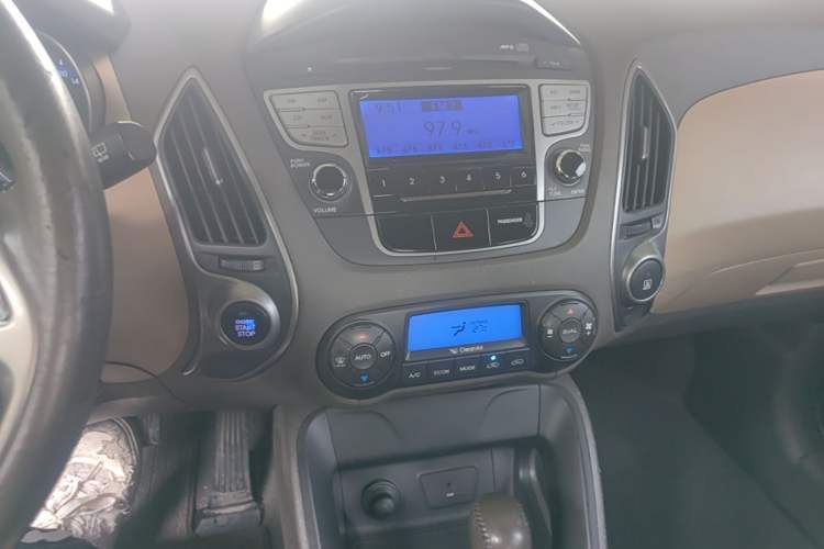 Used Hyundai ix35 2010 2.0L Automatic Two-Wheel Drive Elite Edition GLS Audio And AC Panel
