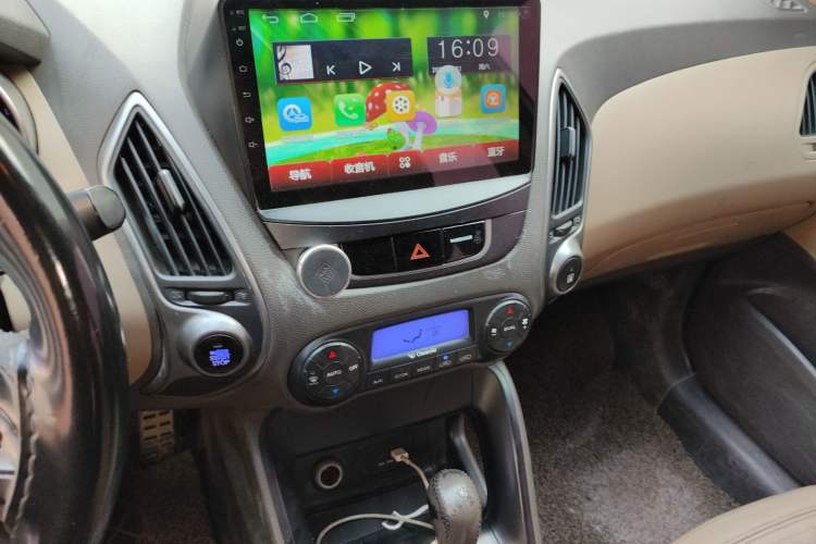 Used Hyundai ix35 2010 2.4L Automatic 2WD Prestige GLS Trim Audio And AC Panel