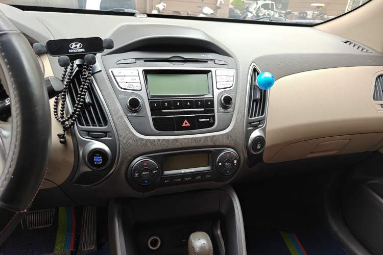 Used Hyundai ix35 2010 2.0L Automatic Two-Wheel Drive Elite Edition GLS Audio And AC Panel