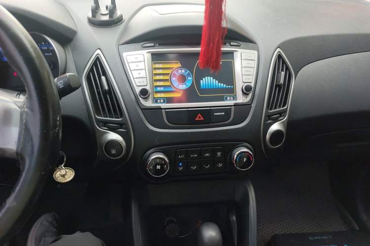 Used Hyundai ix35 2010 2.0L Automatic Two-Wheel Drive New Edition GL Audio And AC Panel