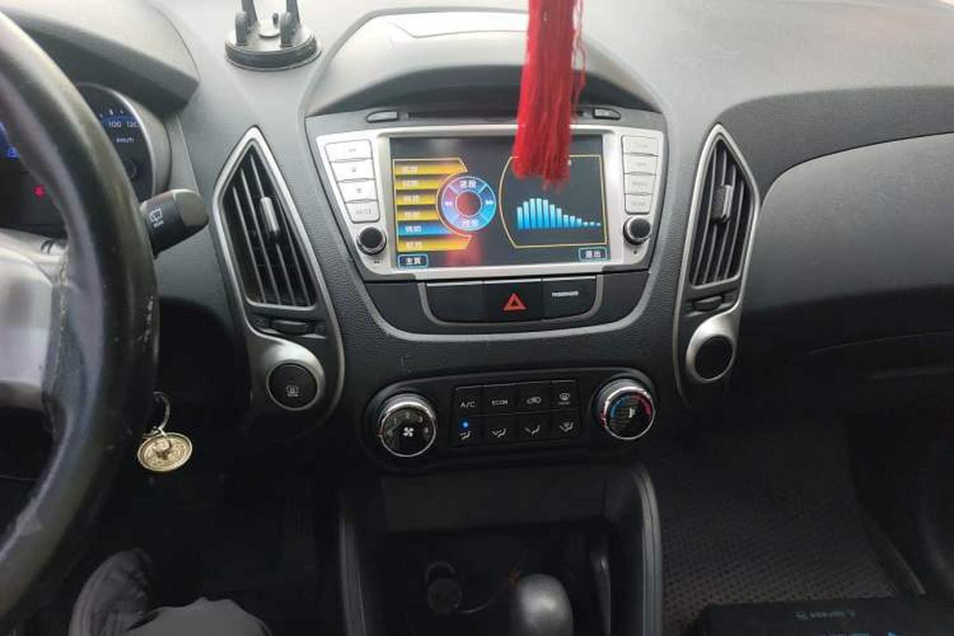 Used Hyundai ix35 2010 2.0L Automatic Two-Wheel Drive New Edition GL Audio And AC Panel