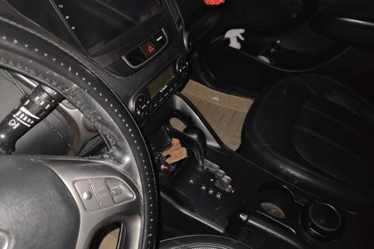 Used Hyundai ix35 2010 2.0L Automatic Two-Wheel Drive Elite Edition GLS Audio And AC Panel