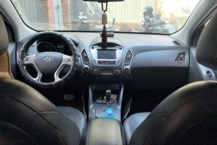 Used Hyundai ix35 2010 2.4L Automatic 2WD Prestige GLS Trim Center Console