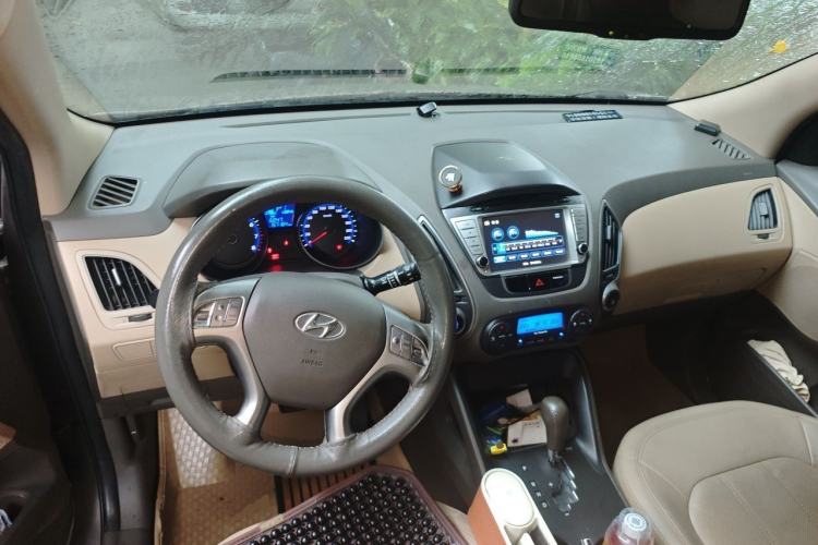 Used Hyundai ix35 2010 2.0L Automatic Two-Wheel Drive Elite Edition GLS Center Console