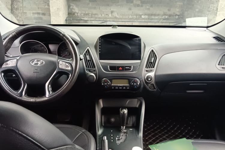 Used Hyundai ix35 2010 2.0L Automatic Two-Wheel Drive Elite Edition GLS Center Console