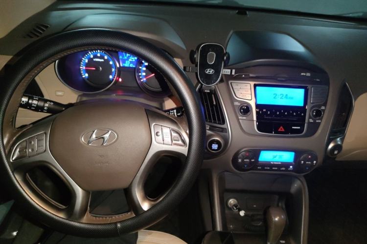 Used Hyundai ix35 2010 2.0L Automatic Two-Wheel Drive Elite Edition GLS Center Console