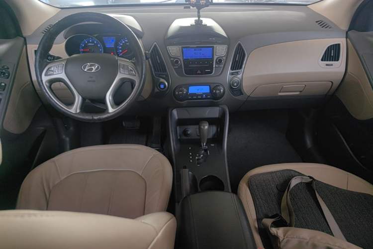 Used Hyundai ix35 2010 2.0L Automatic Two-Wheel Drive Elite Edition GLS Center Console