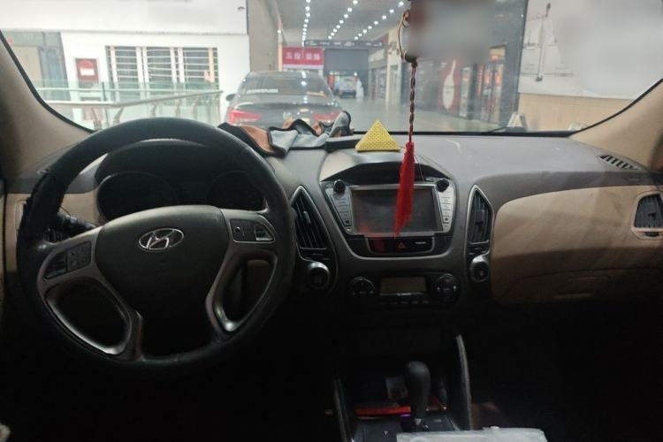 Used Hyundai ix35 2010 2.0L Automatic Two-Wheel Drive Elite Edition GLS Center Console