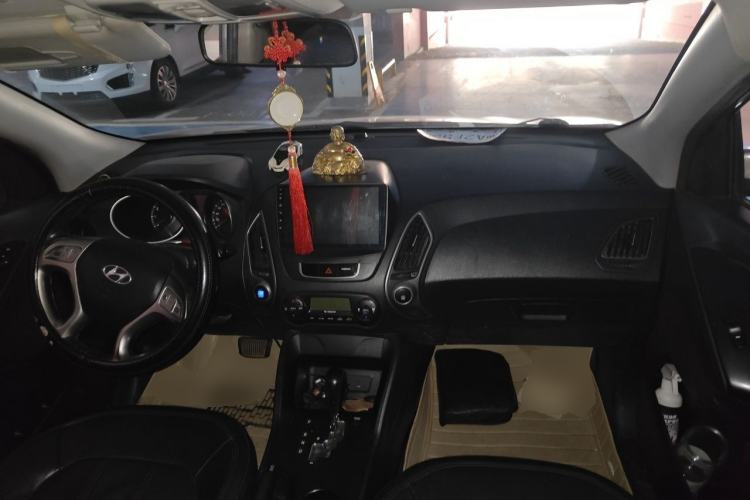 Used Hyundai ix35 2010 2.0L Automatic Two-Wheel Drive Elite Edition GLS Center Console