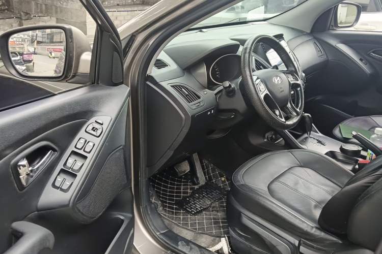 Used Hyundai ix35 2010 2.0L Automatic Two-Wheel Drive Elite Edition GLS Driver Seat