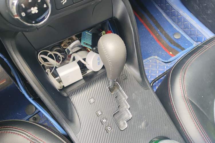 Used Hyundai ix35 2010 2.0L Automatic Two-Wheel Drive New Edition GL Gear Lever