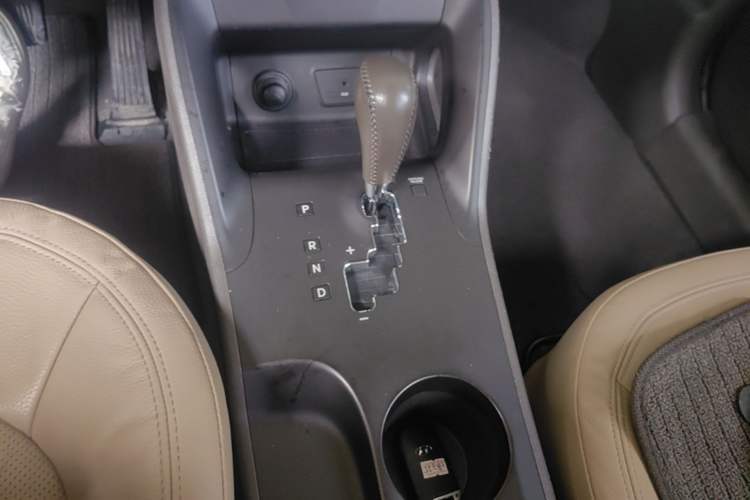 Used Hyundai ix35 2010 2.0L Automatic Two-Wheel Drive Elite Edition GLS Gear Lever