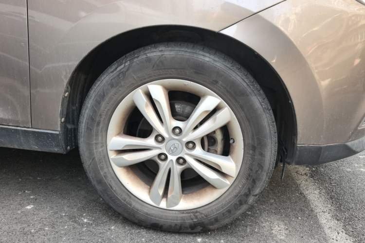 Used Hyundai ix35 2010 2.4L Automatic 2WD Prestige GLS Trim Right Front Wheel Hub
