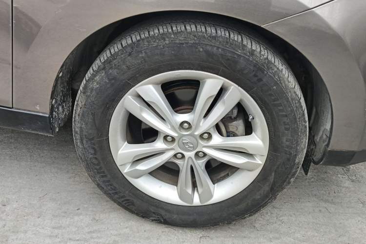Used Hyundai ix35 2010 2.0L Automatic Two-Wheel Drive Elite Edition GLS Right Front Wheel Hub