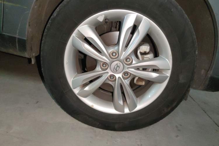 Used Hyundai ix35 2010 2.0L Automatic Two-Wheel Drive Elite Edition GLS Right Front Wheel Hub