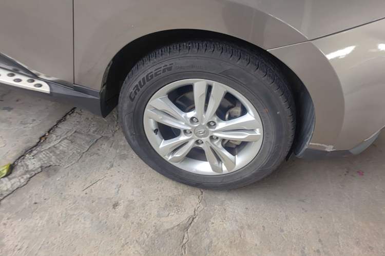 Used Hyundai ix35 2010 2.0L Automatic Two-Wheel Drive Elite Edition GLS Right Front Wheel Hub