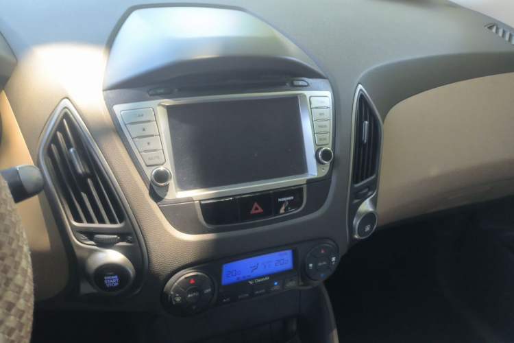 Used Hyundai ix35 2010 2.0L Automatic Two-Wheel Drive Elite Edition GLS Audio And AC Panel