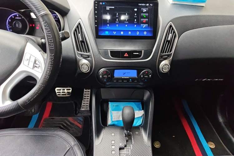 Used Hyundai ix35 2010 2.4L Automatic 2WD Prestige GLS Trim Audio And AC Panel