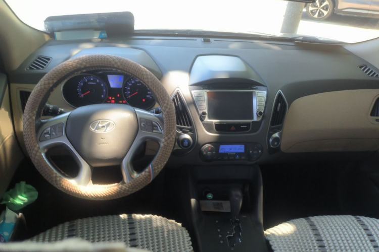 Used Hyundai ix35 2010 2.0L Automatic Two-Wheel Drive Elite Edition GLS Center Console