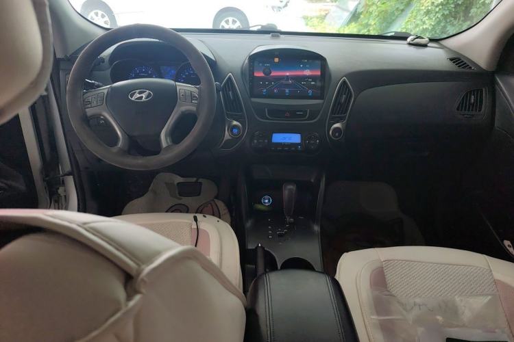 Used Hyundai ix35 2010 2.0L Automatic Two-Wheel Drive Elite Edition GLS Center Console