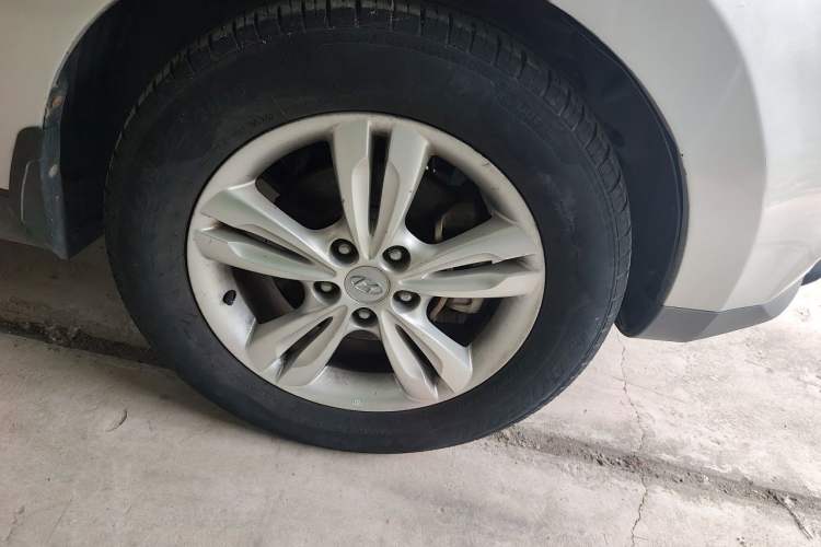 Used Hyundai ix35 2010 2.0L Automatic Two-Wheel Drive Elite Edition GLS Right Front Wheel Hub