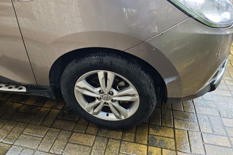 Used Hyundai ix35 2010 2.4L Automatic 2WD Prestige GLS Trim Right Front Wheel Hub
