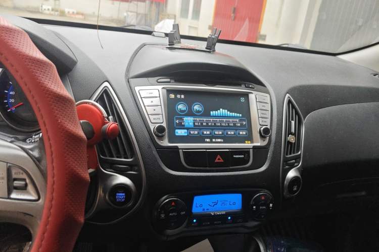 Used Hyundai ix35 2010 2.0L Automatic 4x4 Premium GLS Trim Audio And AC Panel