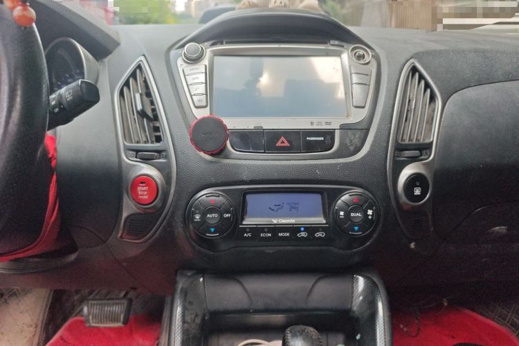 Used Hyundai ix35 2010 2.0L Automatic Two-Wheel Drive Elite Edition GLS Audio And AC Panel