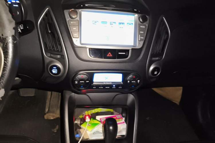 Used Hyundai ix35 2010 2.0L Automatic Two-Wheel Drive Elite Edition GLS Audio And AC Panel