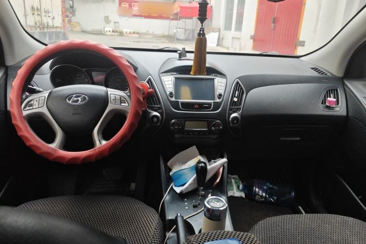 Used Hyundai ix35 2010 2.0L Automatic 4x4 Premium GLS Trim Center Console