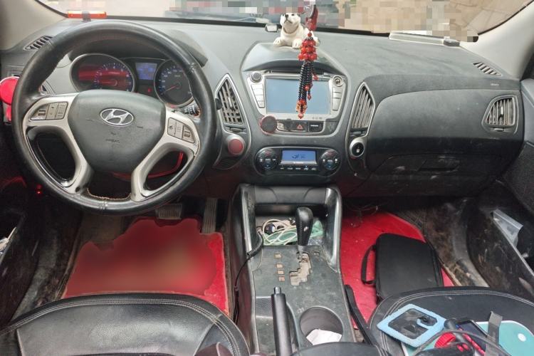 Used Hyundai ix35 2010 2.0L Automatic Two-Wheel Drive Elite Edition GLS Center Console