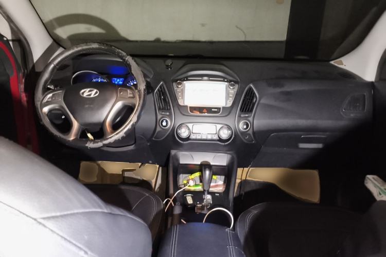 Used Hyundai ix35 2010 2.0L Automatic Two-Wheel Drive Elite Edition GLS Center Console