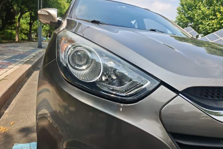Used Hyundai ix35 2010 2.0L Automatic 4x4 Premium GLS Trim Right Front Headlight