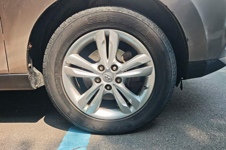 Used Hyundai ix35 2010 2.0L Automatic 4x4 Premium GLS Trim Right Front Wheel Hub