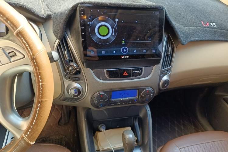 Used Hyundai ix35 2010 2.0L Automatic Two-Wheel Drive Elite Edition GLS Audio And AC Panel