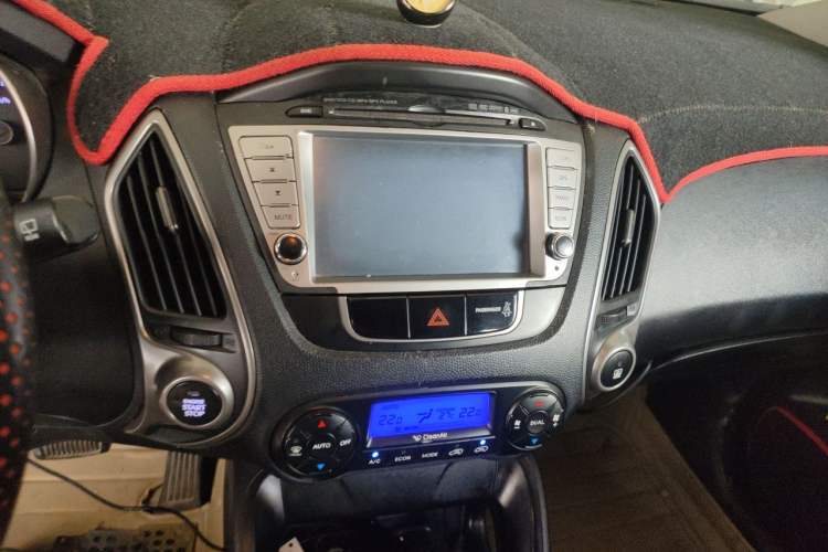 Used Hyundai ix35 2010 2.0L Automatic Two-Wheel Drive Elite Edition GLS Audio And AC Panel