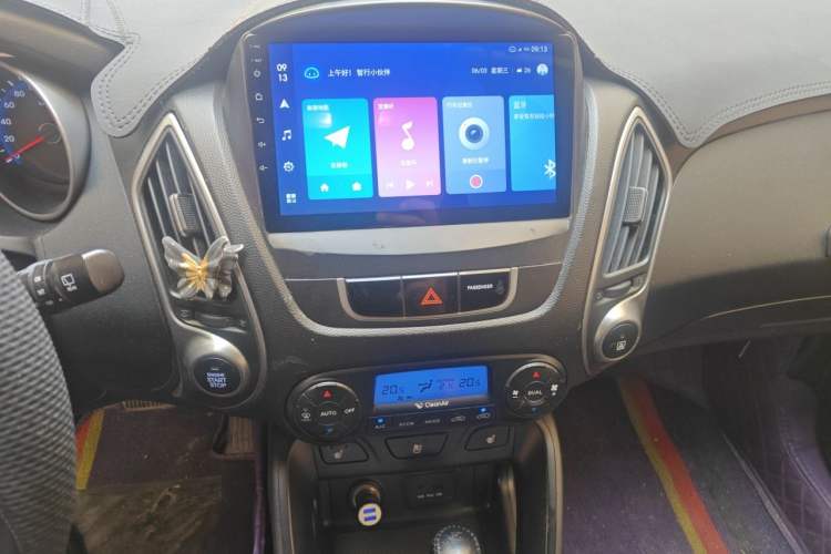 Used Hyundai ix35 2010 2.0L Automatic Two-Wheel Drive Elite Edition GLS Audio And AC Panel
