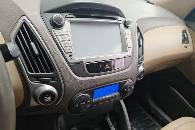 Used Hyundai ix35 2010 2.0L Automatic Two-Wheel Drive Elite Edition GLS Audio And AC Panel