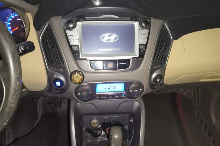 Used Hyundai ix35 2010 2.0L Automatic Two-Wheel Drive Elite Edition GLS Audio And AC Panel