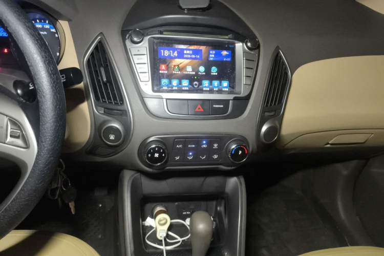 Used Hyundai ix35 2010 2.0L Automatic Two-Wheel Drive New Edition GL Audio And AC Panel