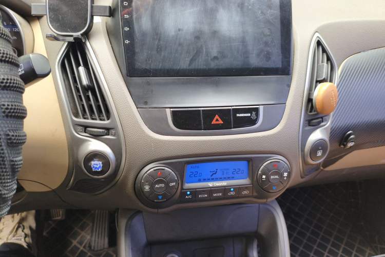 Used Hyundai ix35 2010 2.0L Automatic Two-Wheel Drive Elite Edition GLS Audio And AC Panel