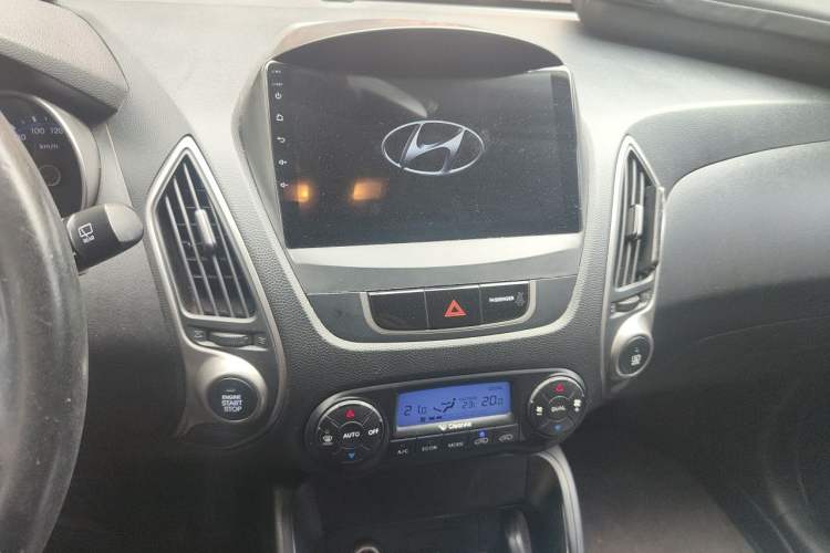 Used Hyundai ix35 2010 2.0L Automatic Two-Wheel Drive Elite Edition GLS Audio And AC Panel