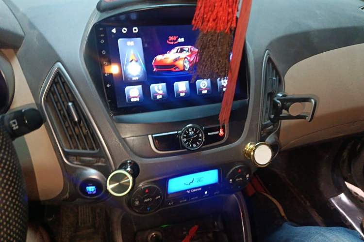 Used Hyundai ix35 2010 2.0L Automatic Two-Wheel Drive Elite Edition GLS Audio And AC Panel