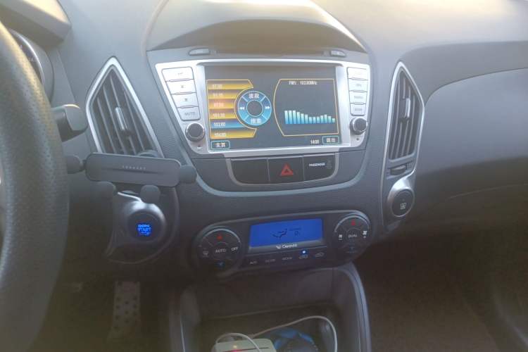 Used Hyundai ix35 2010 2.0L Automatic 4x4 Premium GLS Trim Audio And AC Panel