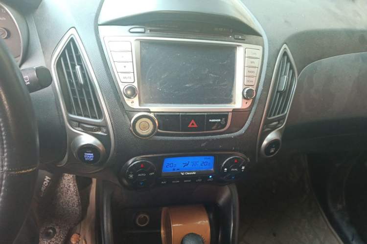 Used Hyundai ix35 2010 2.0L Automatic Two-Wheel Drive Elite Edition GLS Audio And AC Panel